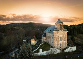 Hřbitovní kostel sv. Barbory v Manětíně, postavený roku 1697, patří mezi kulturní památky České republiky, ©Plzeňský kraj