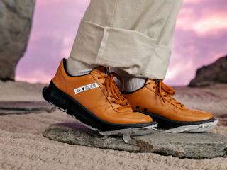 Česká značka PRESTIGE dodala 120 párů bot pro tým pavilonu v Ósace. Limitovaná edice z koňakové kůže vznikla ve spolupráci s návrhářem Janem Černým, autorem uniforem, ©Jan Société, PRESTIGE, Kuba Zeman